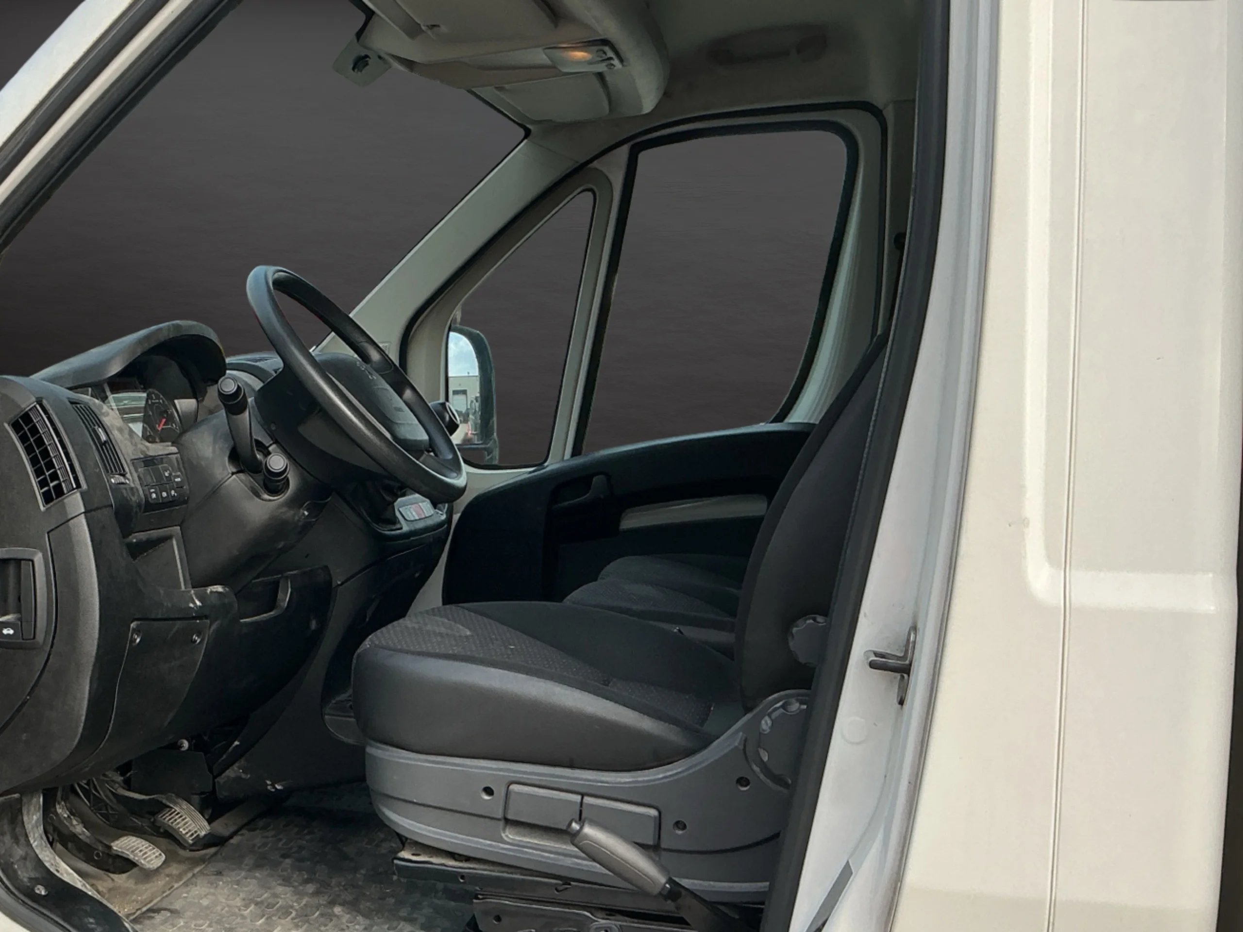 Peugeot Boxer Carrozado L4 Con trampilla y Puerta lateral 140CV  - Foto 8