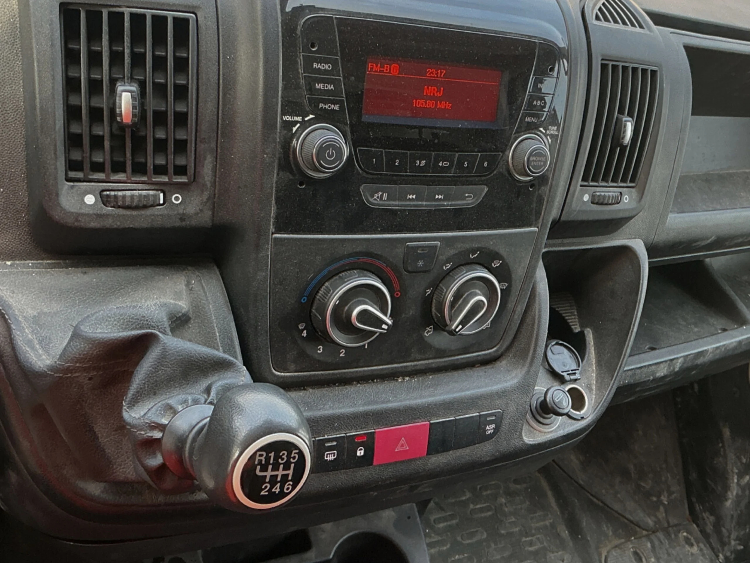 Peugeot Boxer Carrozado L4 Con trampilla y Puerta lateral 140CV  - Foto 10