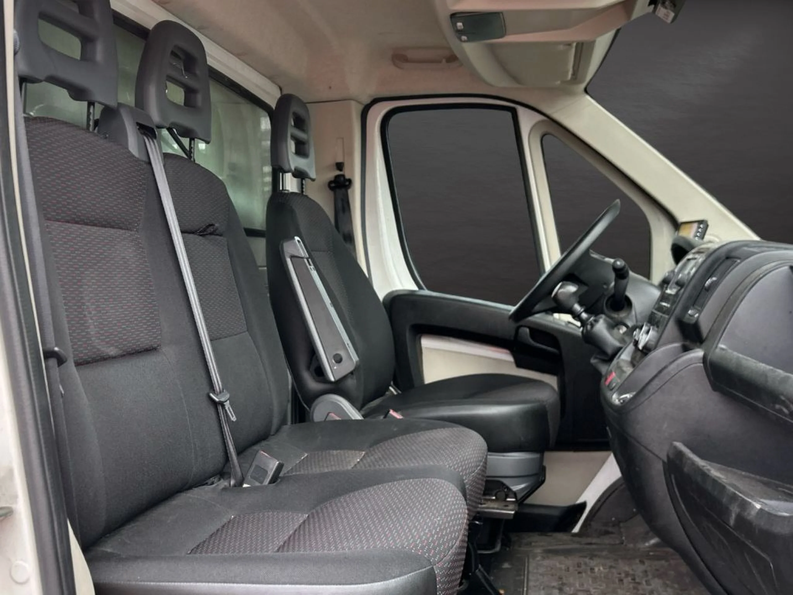 Peugeot Boxer Carrozado L4 Con trampilla y Puerta lateral 130CV  - Foto 10