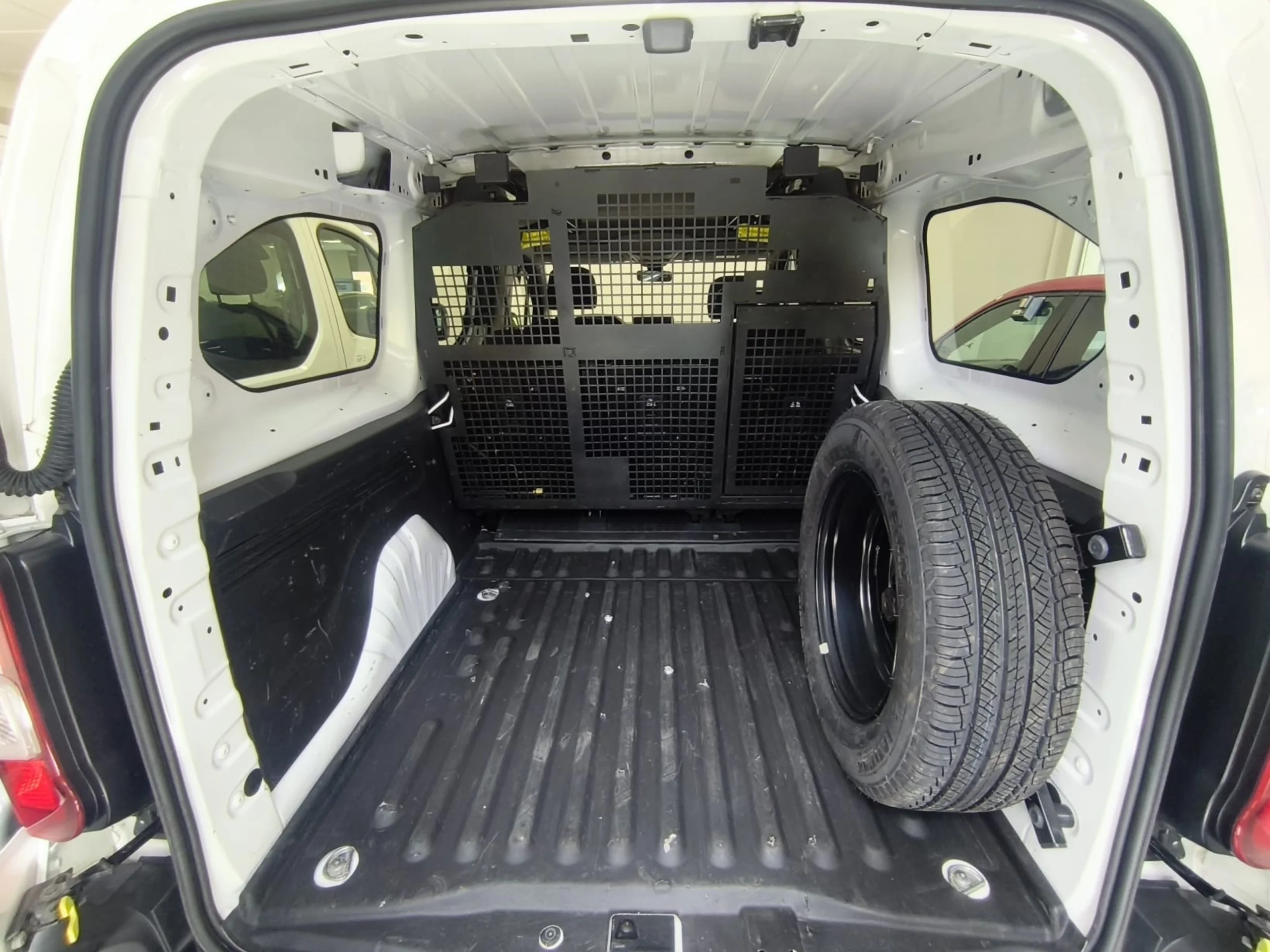Peugeot Partner 4x4 Doble Cabina Long Combi 5 Plazas (2022) | Desde 291€/mes - Foto 8