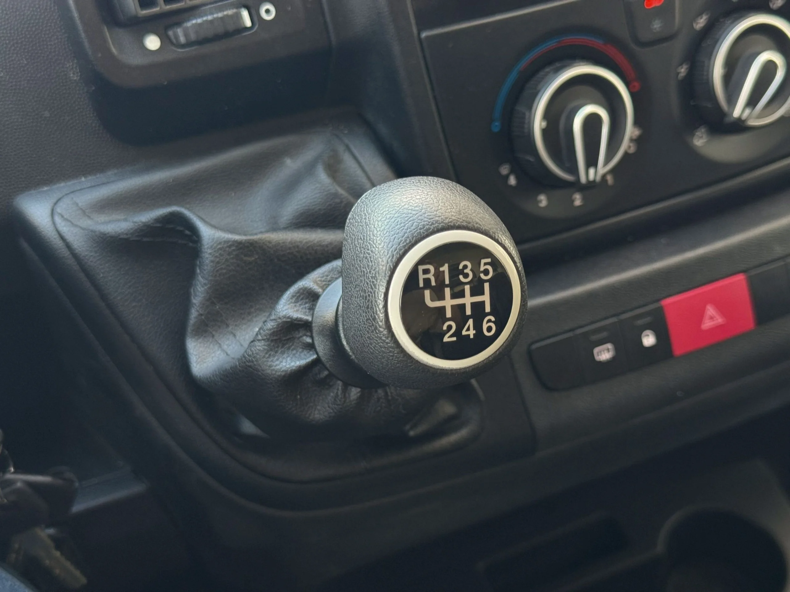 Peugeot Boxer Carrozado L4 con Trampilla y puerta lateral 2.2 140 CV S&S - Foto 11