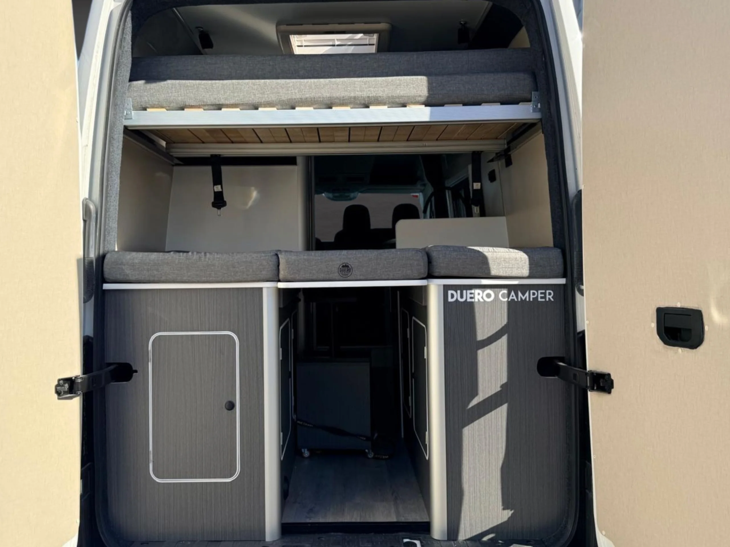 Volkswagen Crafter L3H3 140CV (2023) | 4 Plazas | Con Baño Interior | Paneles Solares | Adicional Adaptada con Rampa PMR (Minusvalidos) - Foto 10