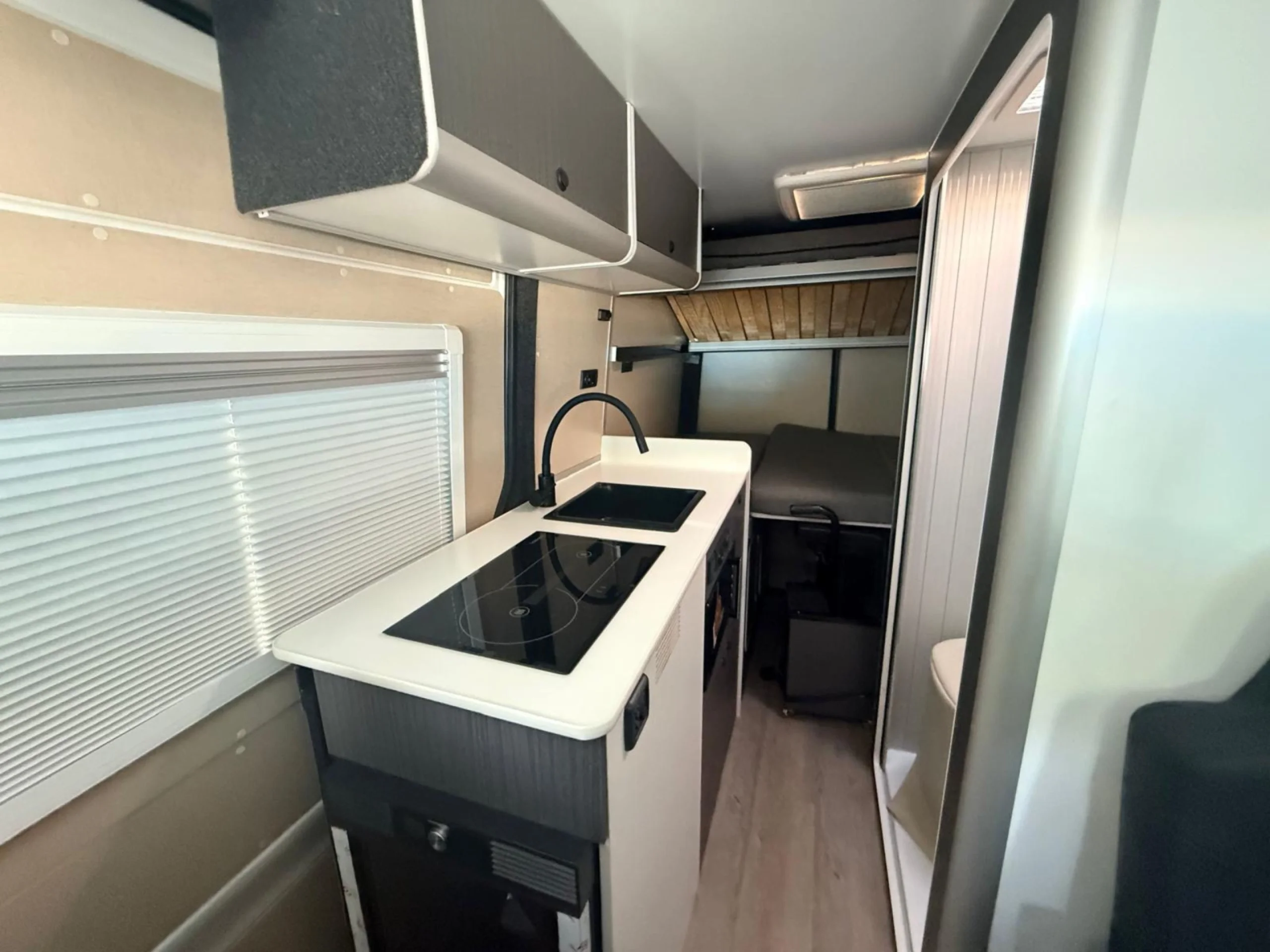 Volkswagen Crafter L3H3 140CV (2023) | 4 Plazas | Con Baño Interior | Paneles Solares | Adicional Adaptada con Rampa PMR (Minusvalidos) - Foto 11