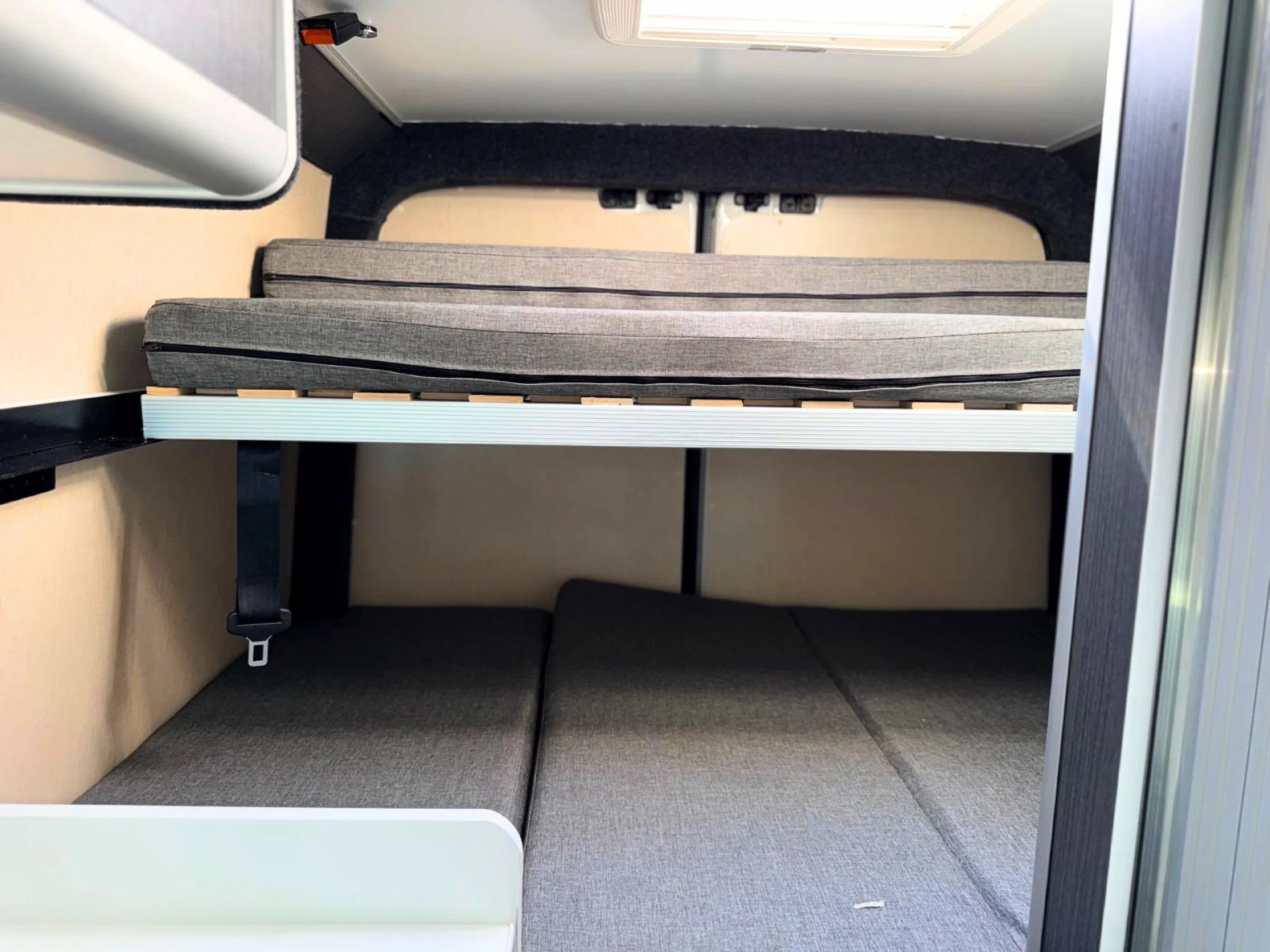Volkswagen Crafter L3H3 140CV (2023) | 4 Plazas | Con Baño Interior | Paneles Solares | Adicional Adaptada con Rampa PMR (Minusvalidos) - Foto 12