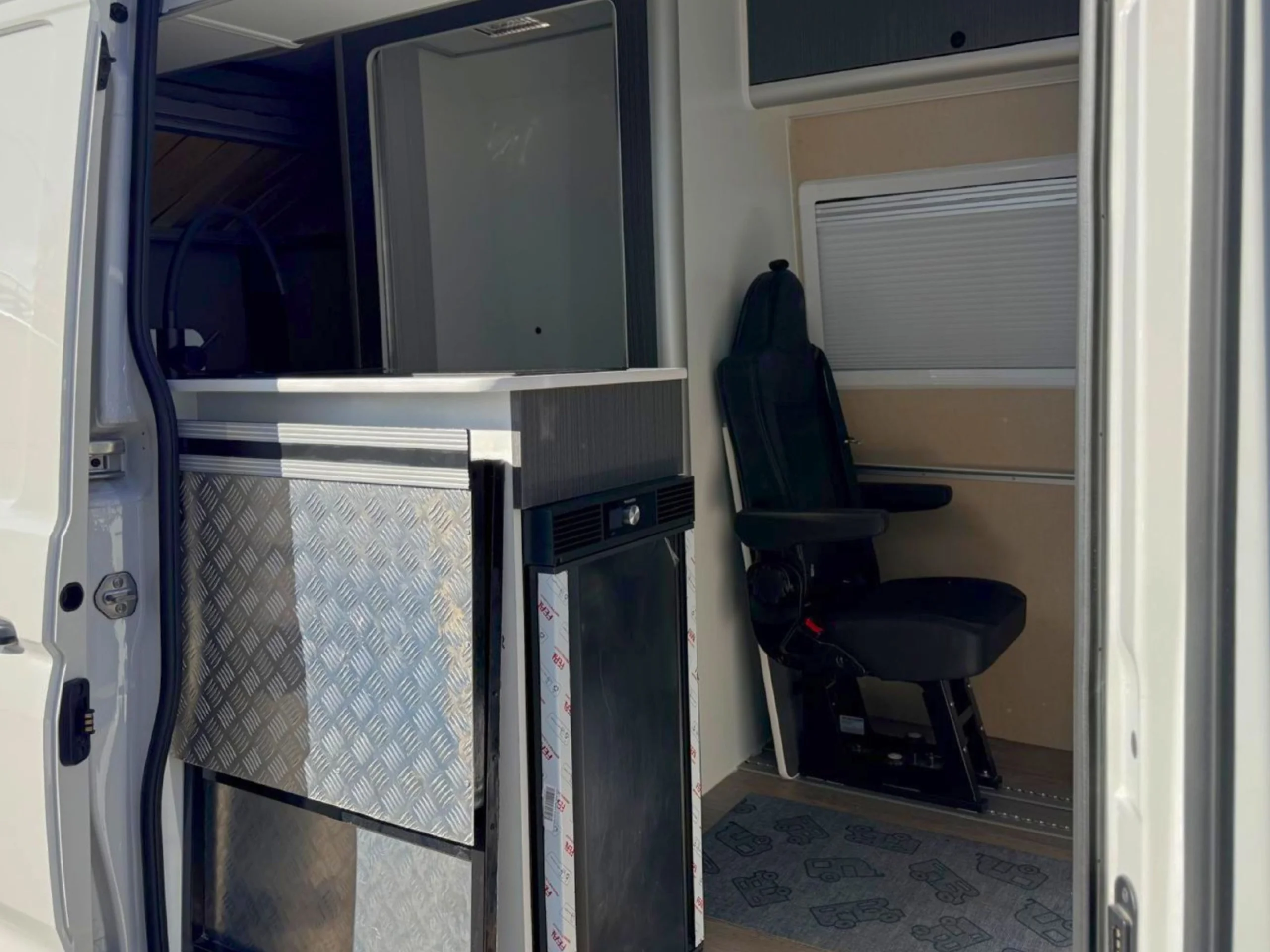 Volkswagen Crafter L3H3 140CV (2023) | 4 Plazas | Con Baño Interior | Paneles Solares | Adicional Adaptada con Rampa PMR (Minusvalidos) - Foto 14