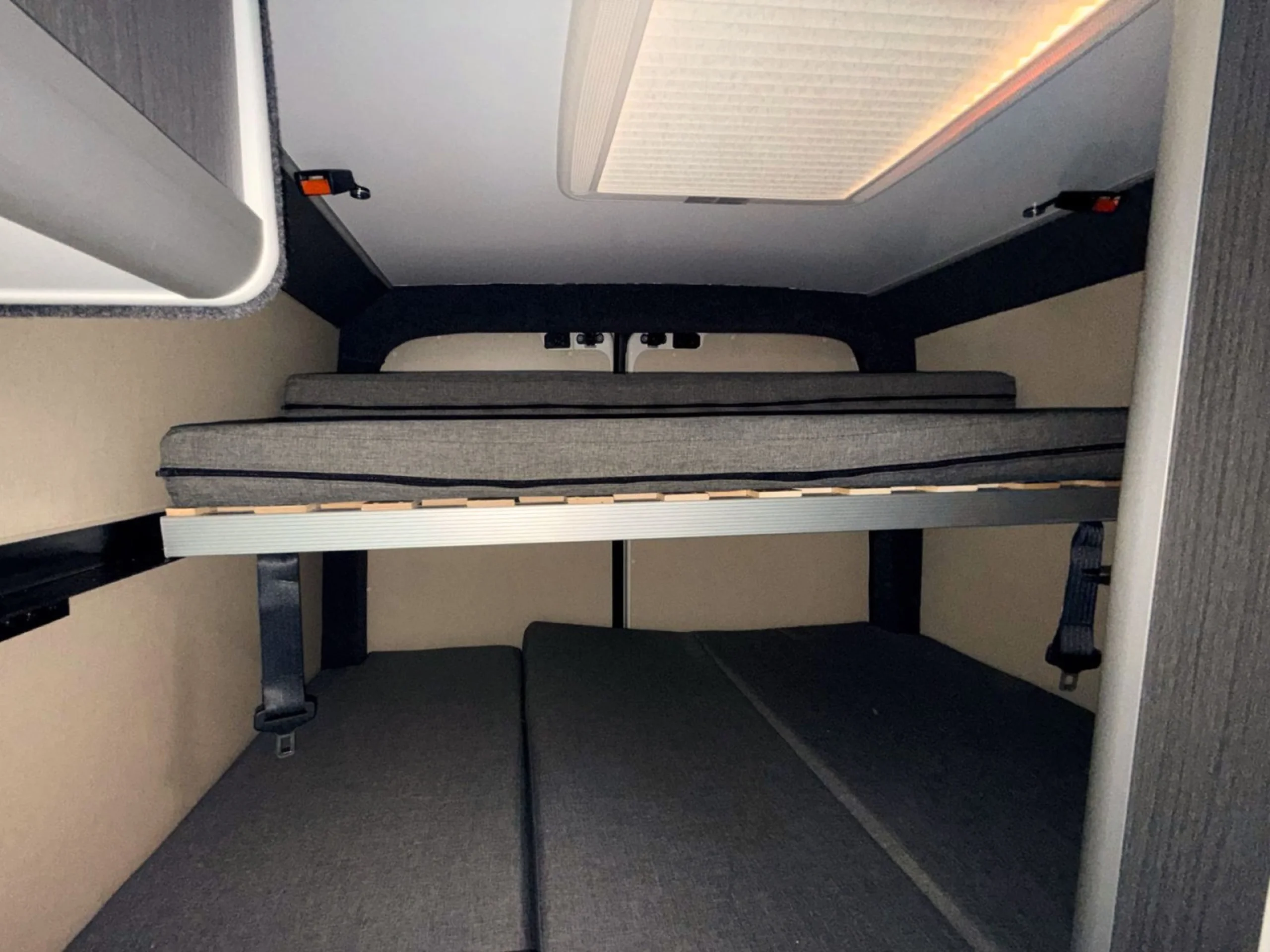 Volkswagen Crafter L3H3 140CV (2023) | 4 Plazas | Con Baño Interior | Paneles Solares | Adicional Adaptada con Rampa PMR (Minusvalidos) - Foto 13