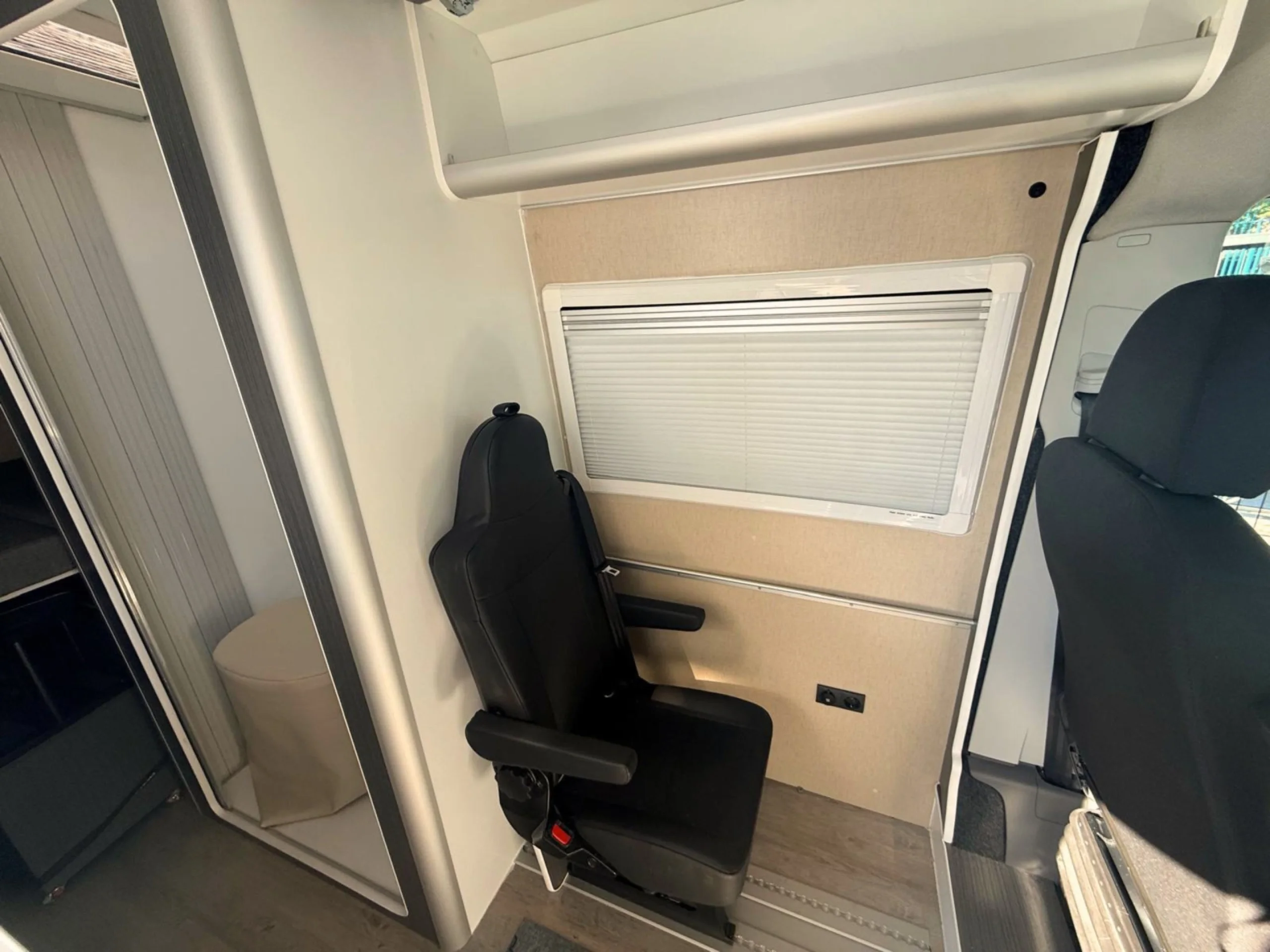 Volkswagen Crafter L3H3 140CV (2023) | 4 Plazas | Con Baño Interior | Paneles Solares | Adicional Adaptada con Rampa PMR (Minusvalidos) - Foto 15