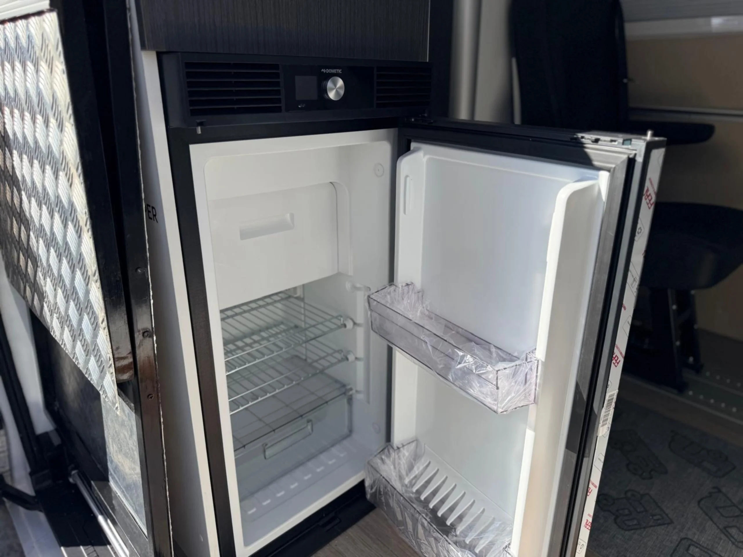 Volkswagen Crafter L3H3 140CV (2023) | 4 Plazas | Con Baño Interior | Paneles Solares | Adicional Adaptada con Rampa PMR (Minusvalidos) - Foto 16