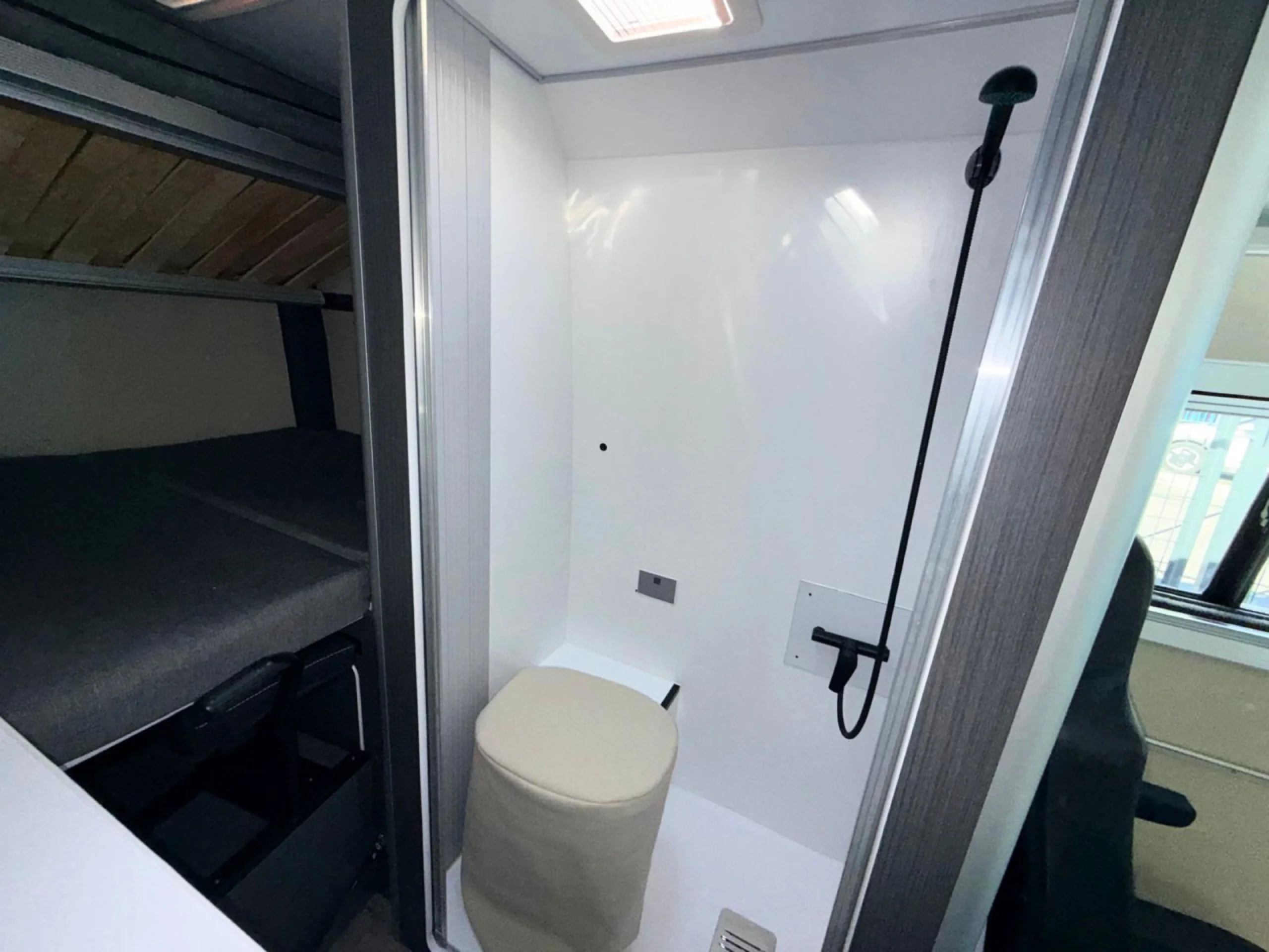 Volkswagen Crafter L3H3 140CV (2023) | 4 Plazas | Con Baño Interior | Paneles Solares | Adicional Adaptada con Rampa PMR (Minusvalidos) - Foto 17