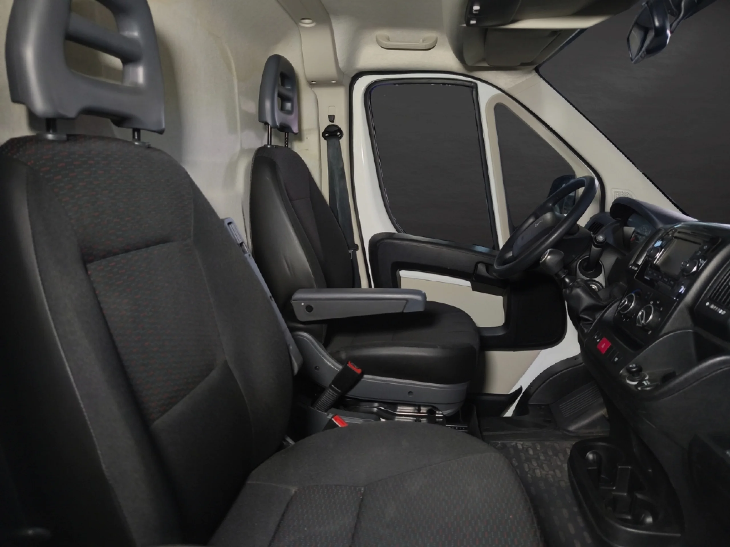 Peugeot Boxer Furgón L2H2 (2024) | Reestreno | Eficiencia y Espacio | Desde 411 € al mes - Foto 12