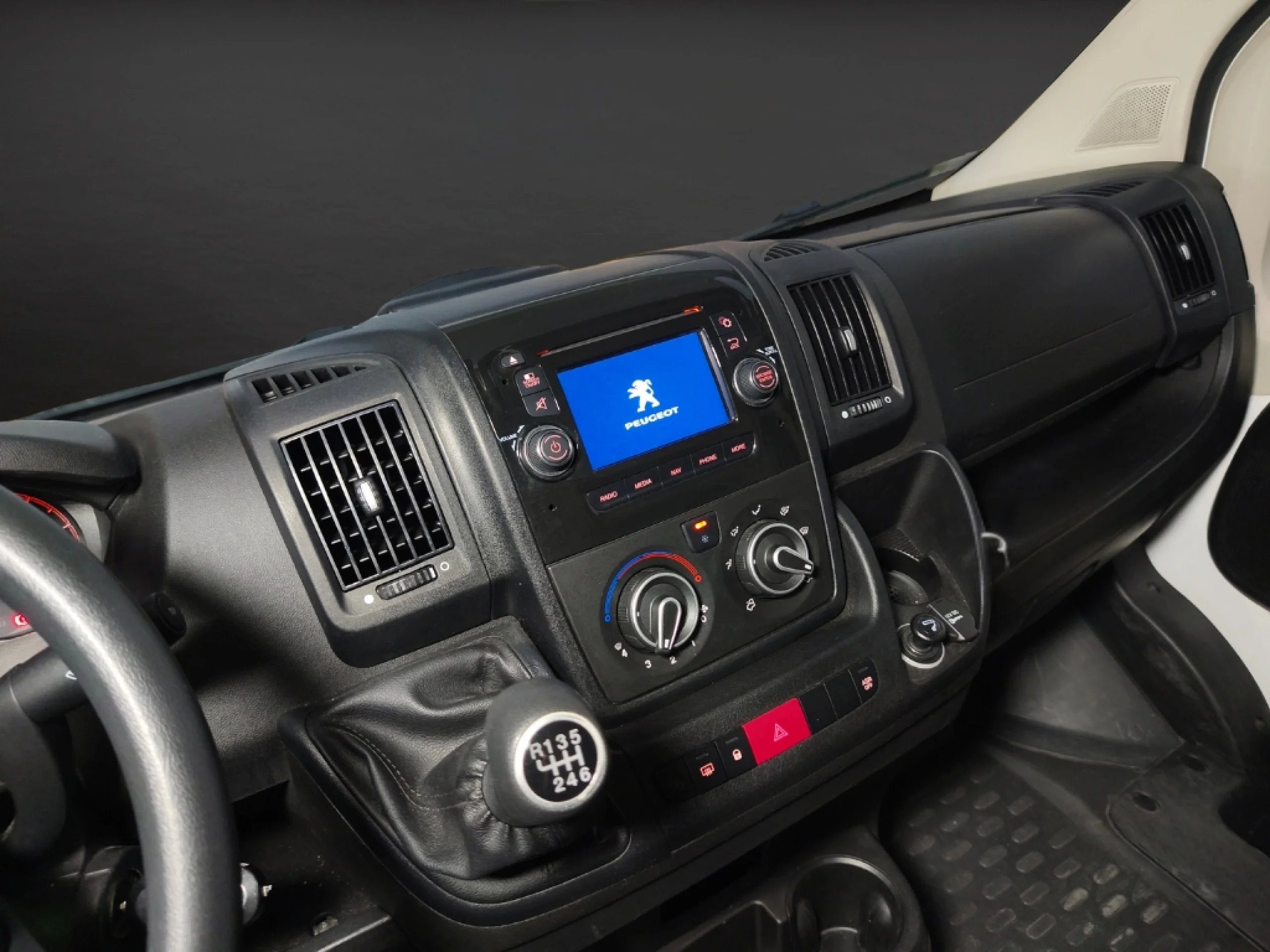 Peugeot Boxer Furgón L2H2 (2024) | Reestreno | Eficiencia y Espacio | Desde 411 € al mes - Foto 18