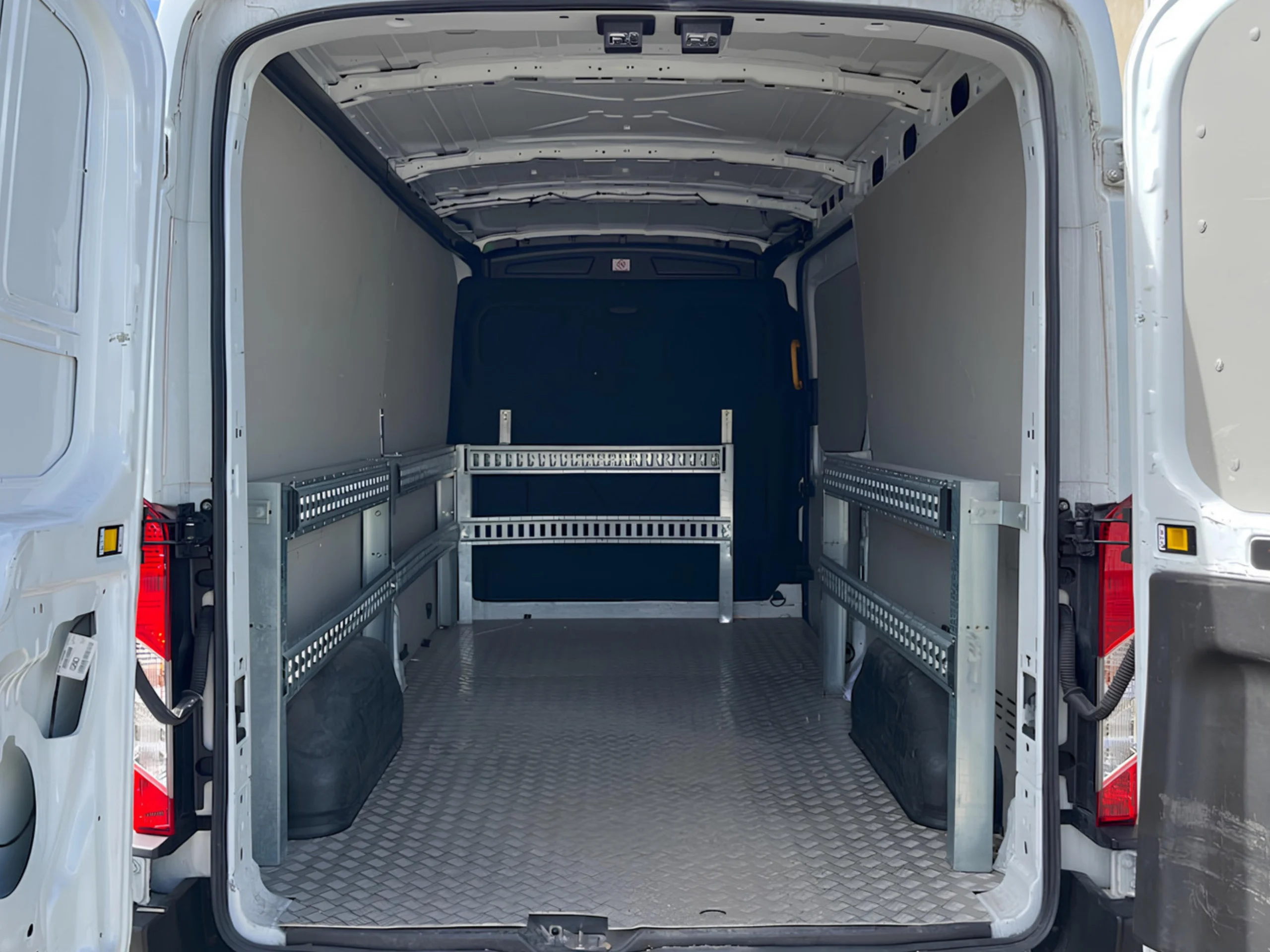 Ford Transit  Furgón L3H2 | 130 cv | 2.0 TDCi (2022) | Desde 381€/mes - Foto 7