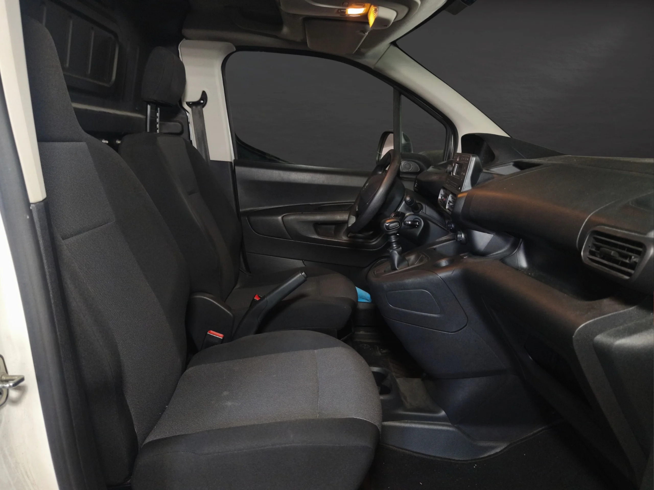 Peugeot Partner Pro Standard 600kg BlueHDi (2022) | Agilidad y Rendimiento para tu Negocio | Desde 225 € al mes - Foto 11