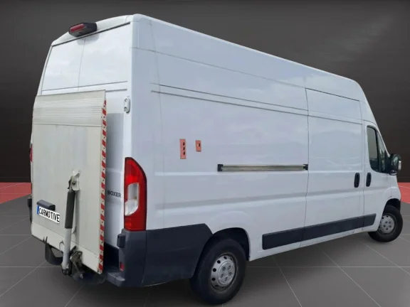 Peugeot Boxer L3H3 140CV Con trampilla elevadora Dhollandia 