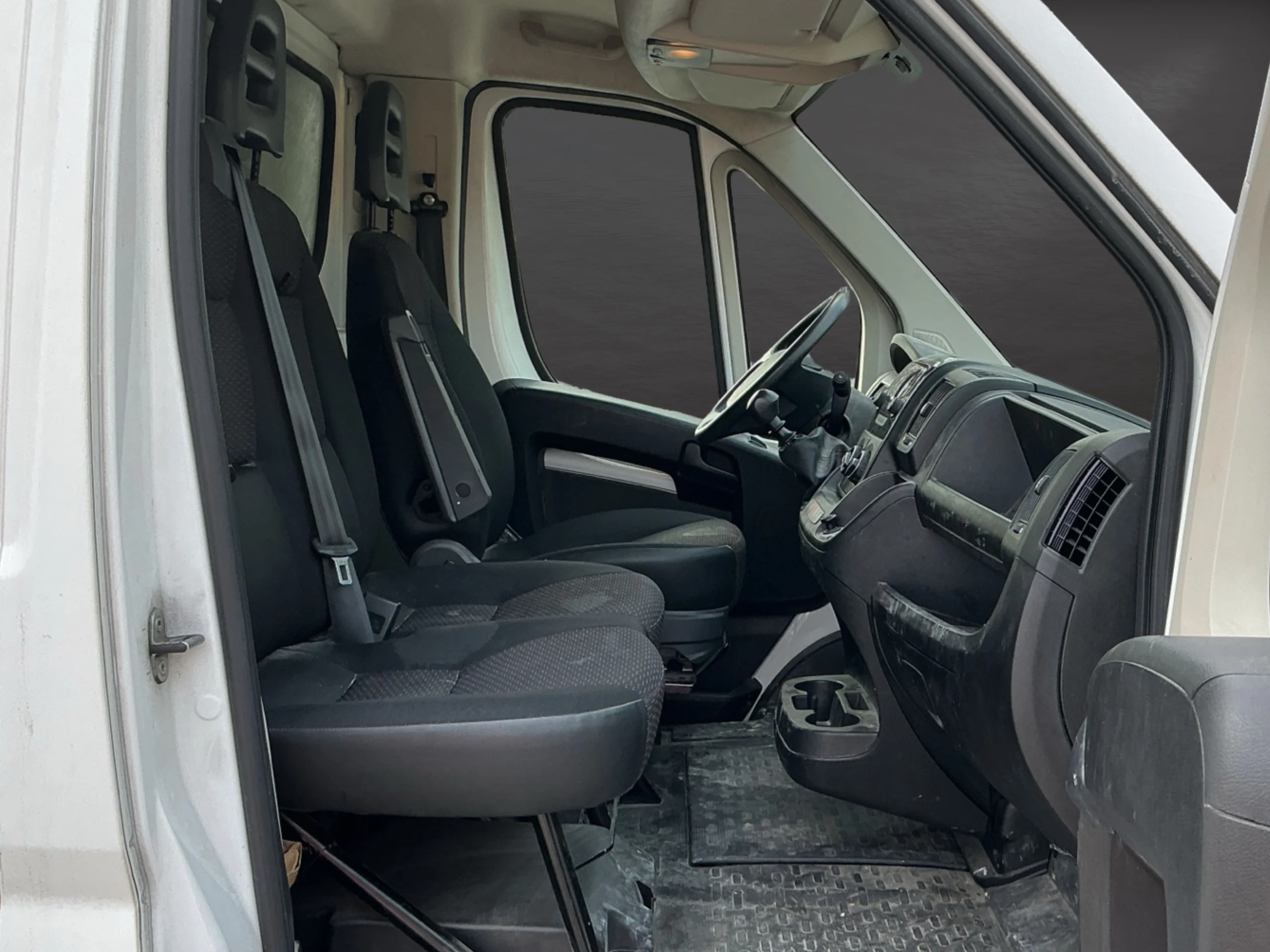 Peugeot Boxer Carrozado L4 Con trampilla y Puerta lateral 140CV  - Foto 9