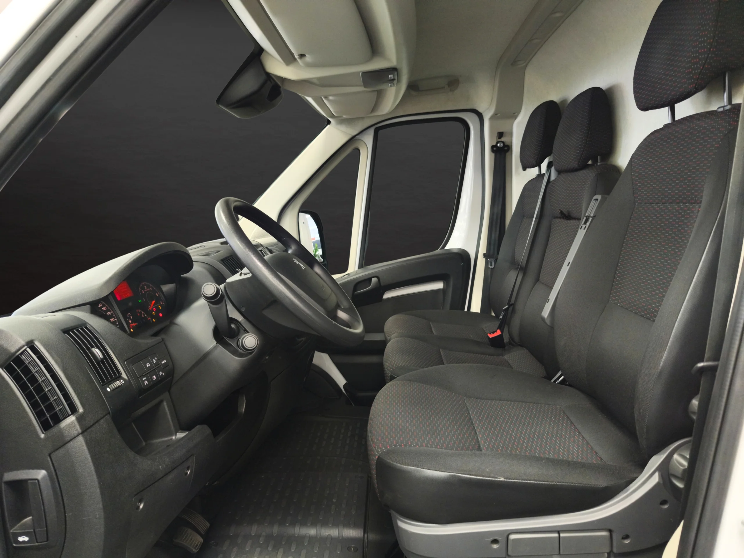 Peugeot Boxer  L4H3 Asphalt 140CV | Panelado y 15,9m³ - Foto 7