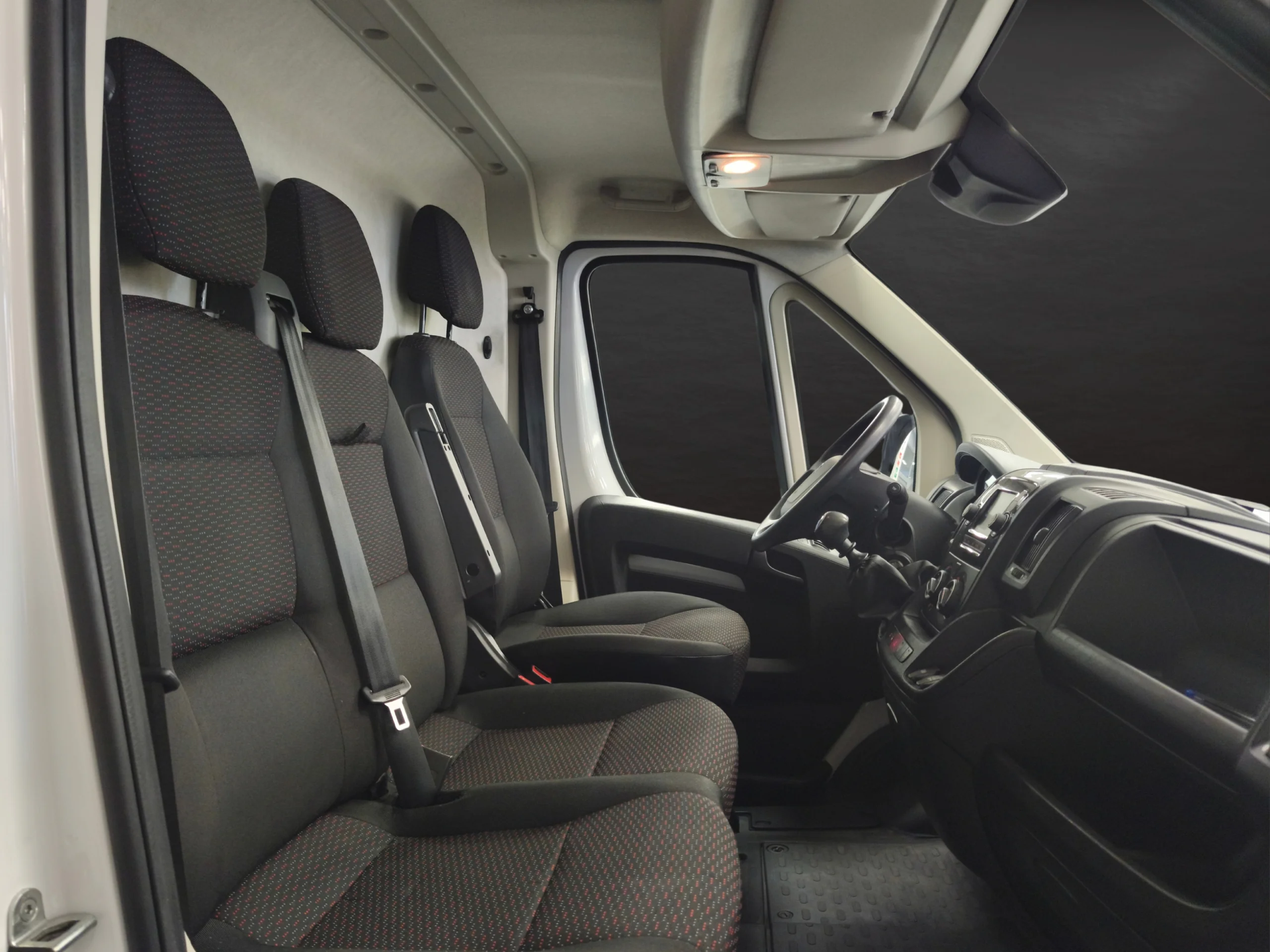 Peugeot Boxer  L4H3 Asphalt 140CV | Panelado y 15,9m³ - Foto 8