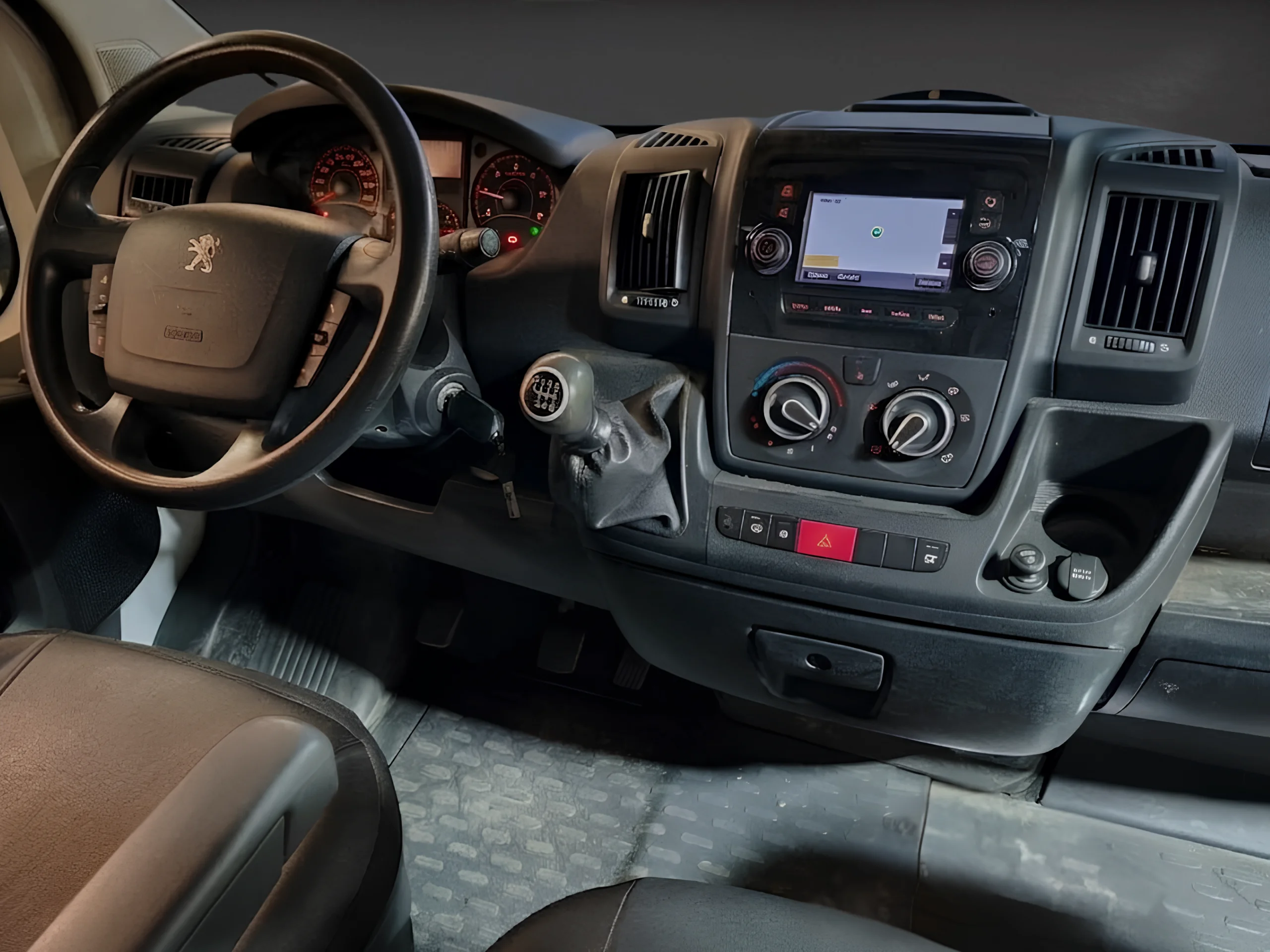 Peugeot Boxer L3H2 Premium 2.2 BlueHDi | Equipamiento Superior y Capacidad Total | Desde 366 € al mes - Foto 8