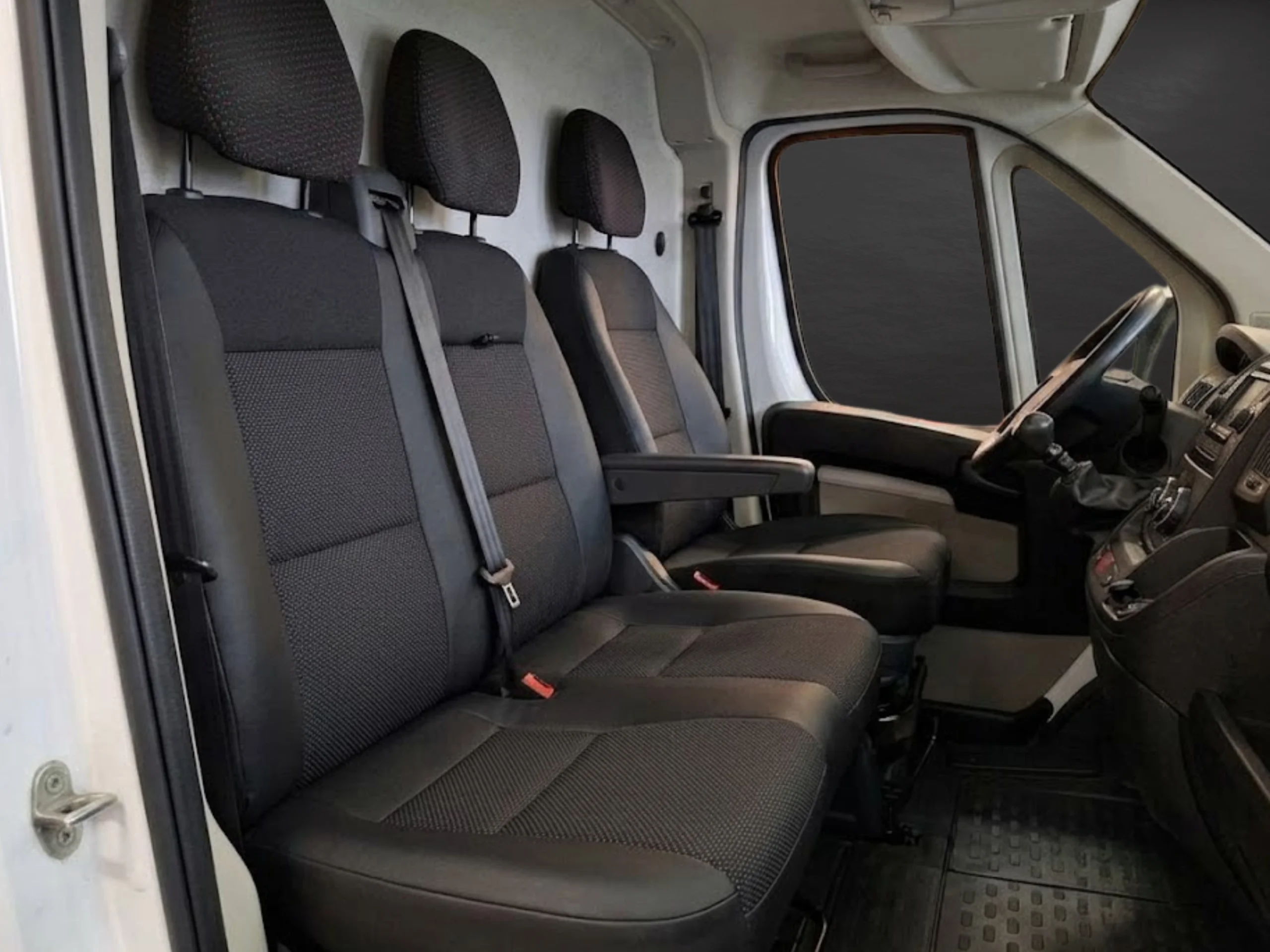 Peugeot Boxer L3H2 Premium 2.2 BlueHDi | Equipamiento Superior y Capacidad Total | Desde 366 € al mes - Foto 9