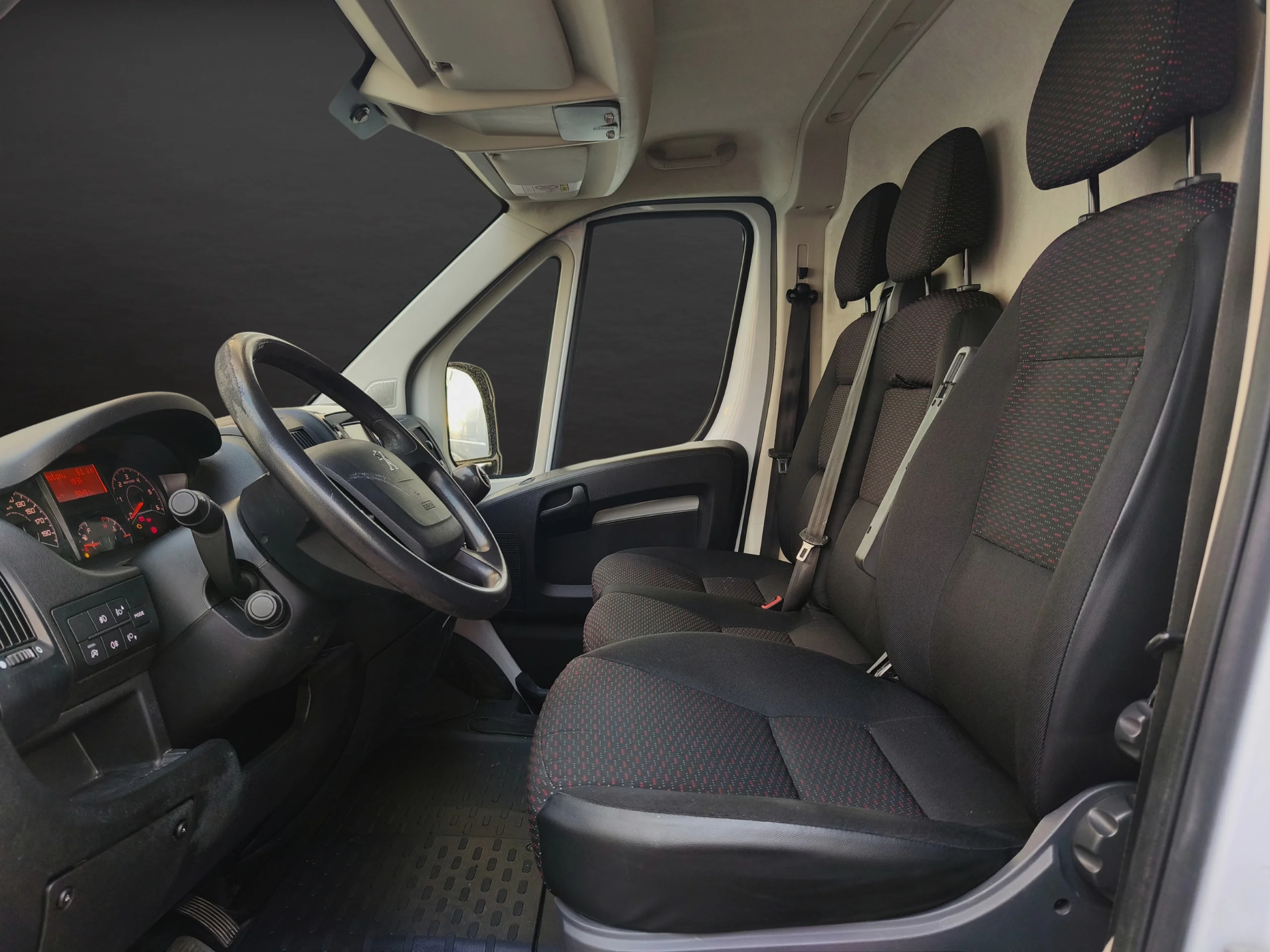 Peugeot Boxer L3H2 Premium 2.2 BlueHDi | Equipamiento Superior y Capacidad Total | Desde 359 € al mes - Foto 9