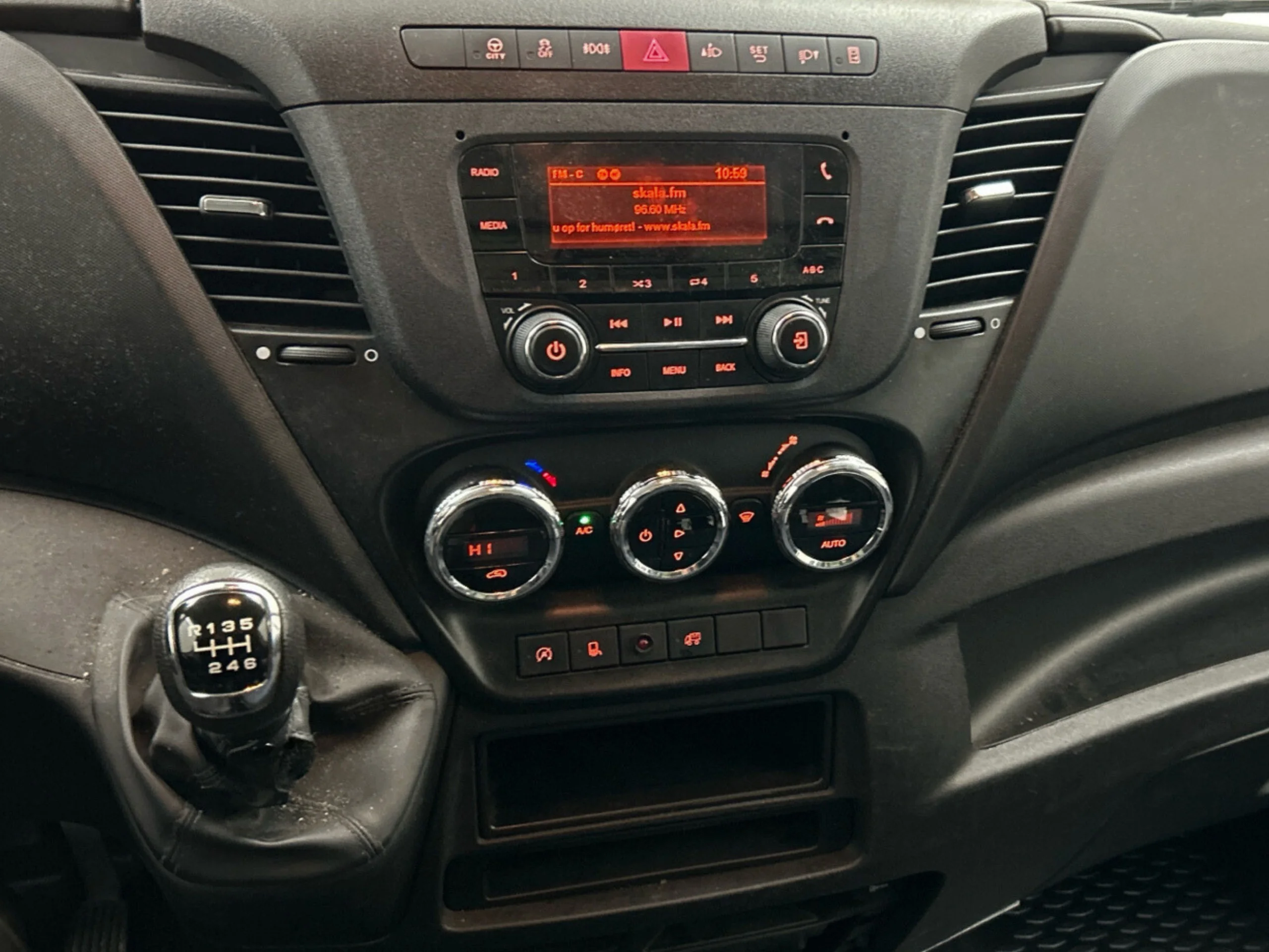 Iveco Daily Carrozado L4 Con Trampilla y Puerta lateral 136CV - Foto 12