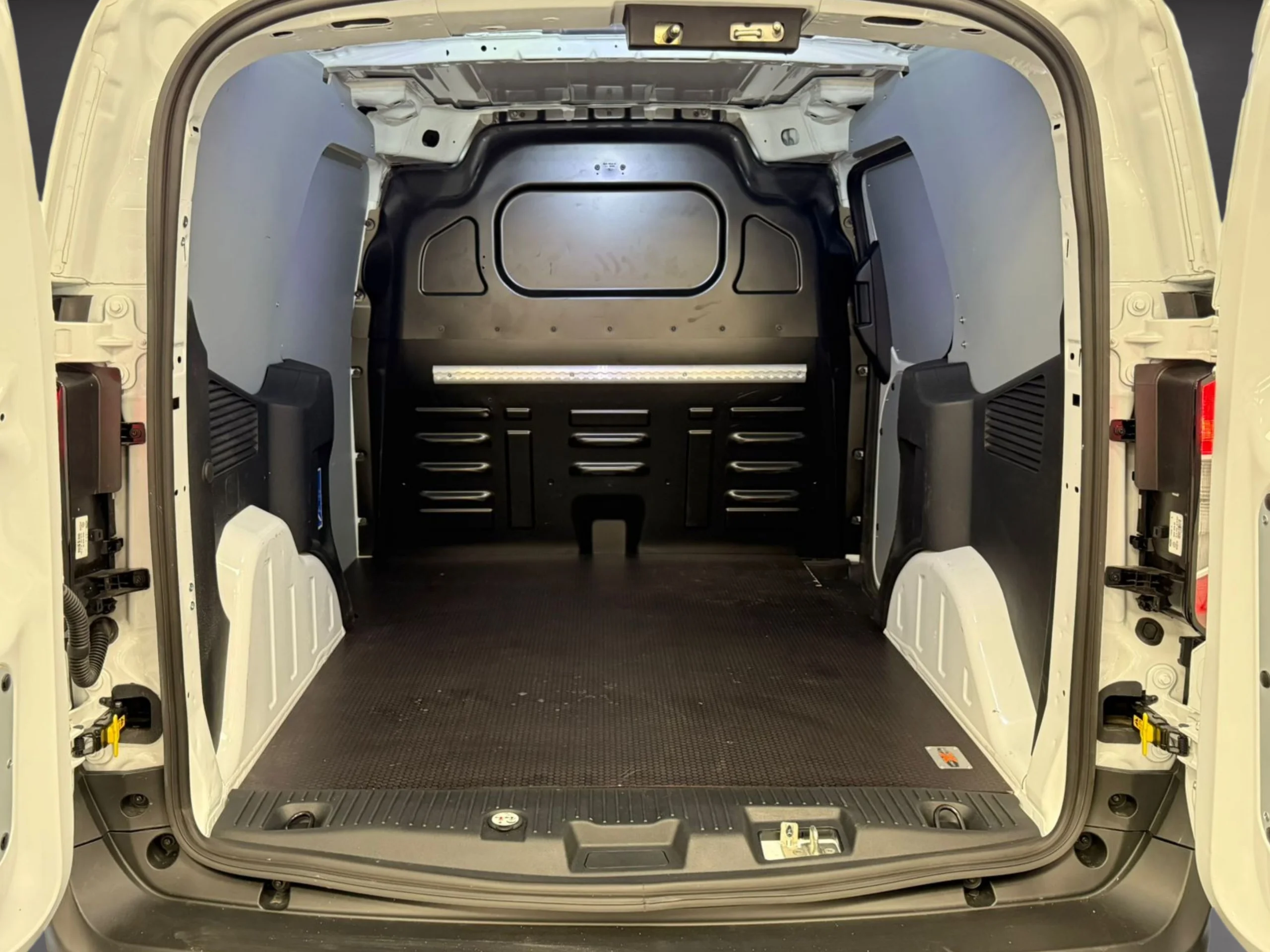 Ford Transit Courier Van L1H1 100CV - Foto 8