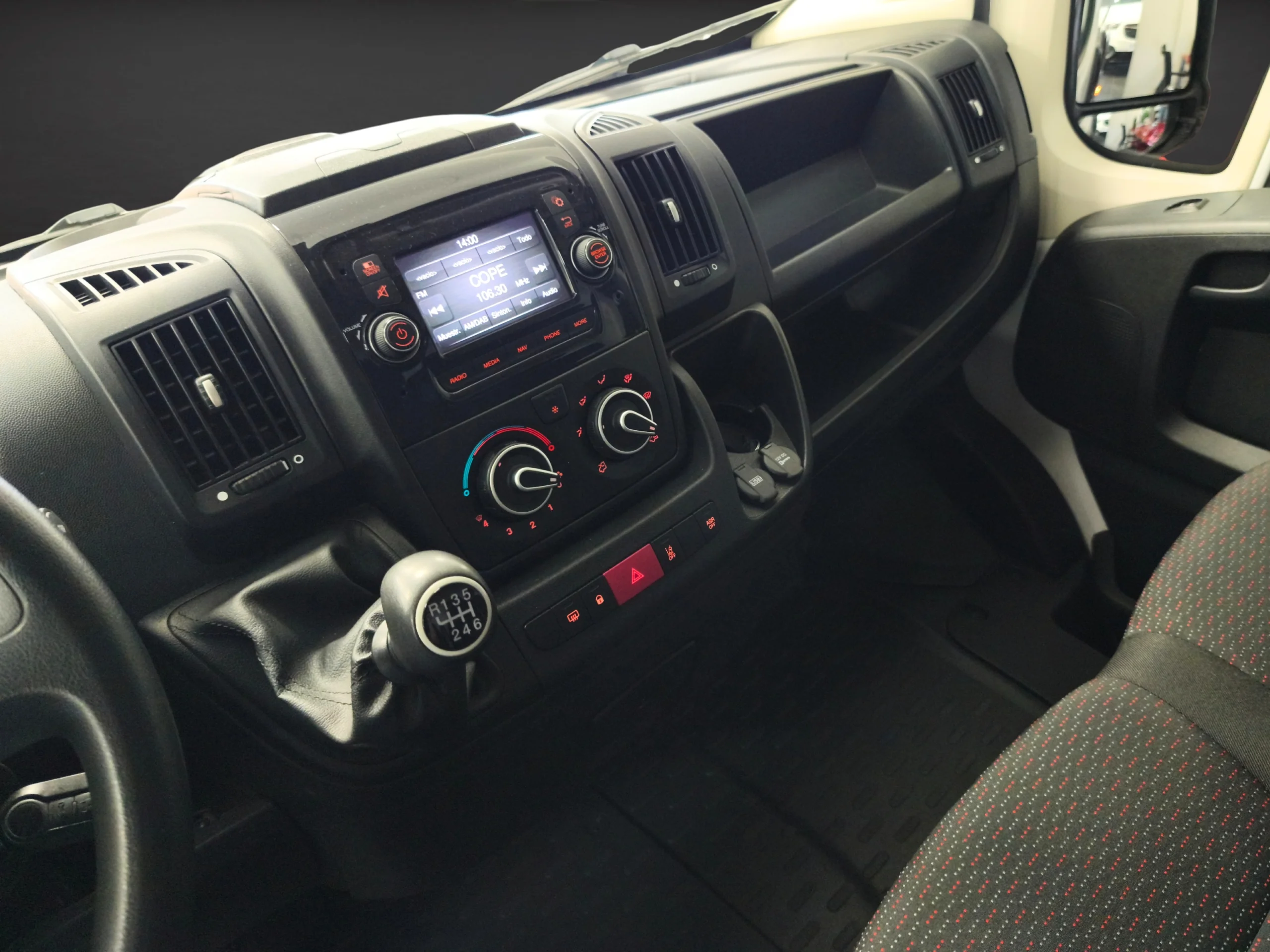 Peugeot Boxer L4H2 Asphalt 140CV  – Vehículo Industrial de Ocasión ¡Desde 395 €/mes! - Foto 24