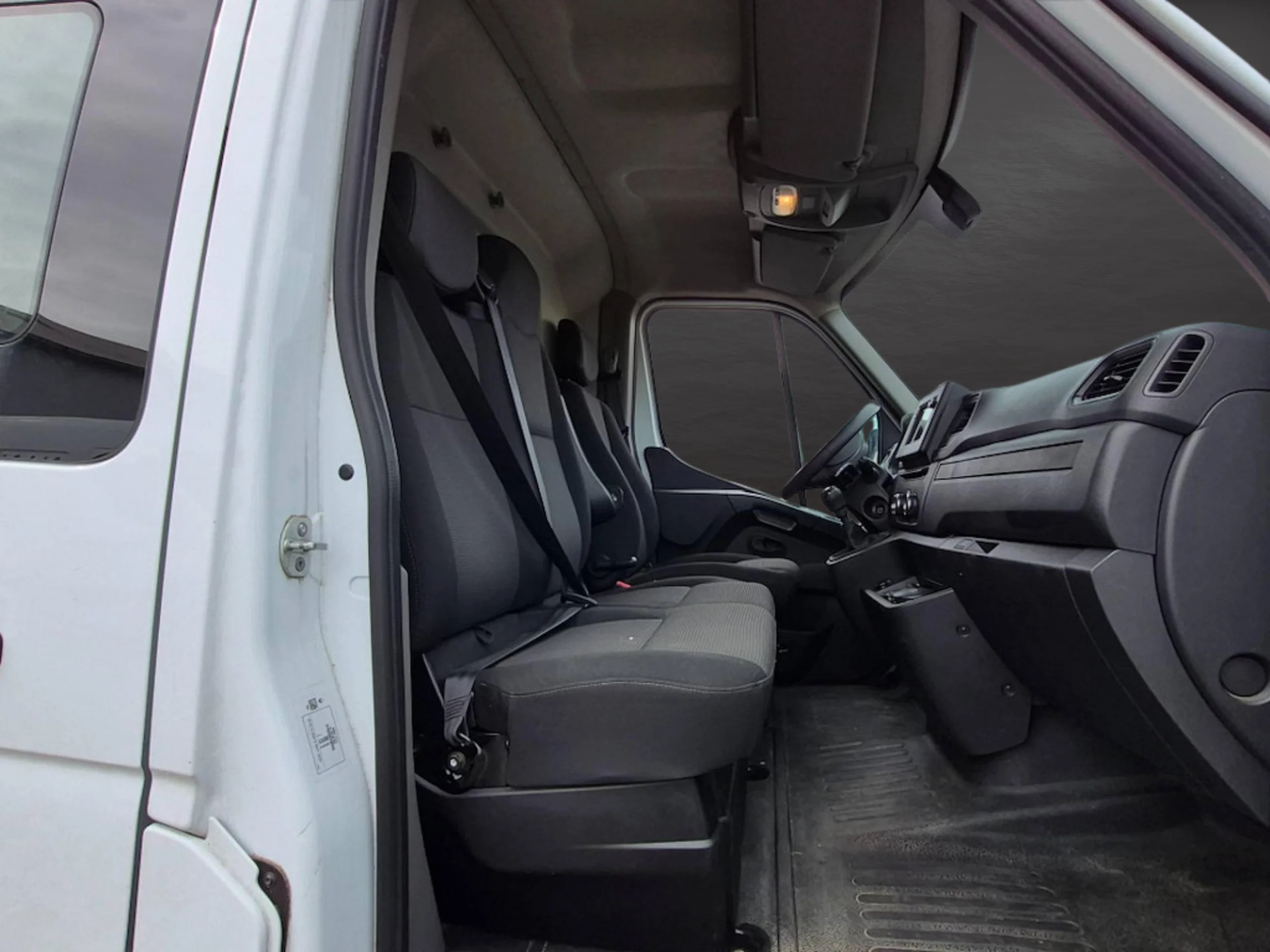 Renault Master Furgón L2H2 (2023) 2.3 135CV – Puerta Lateral Acristalada ¡Desde 380 € al mes! - Foto 9